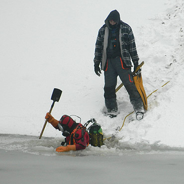 Nurek w ci�kich warunkach sprawdza� umocnienia nabrze�a wapnickiego portu