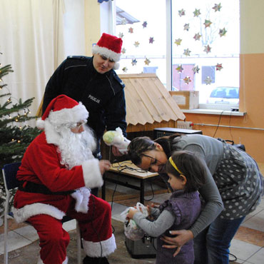 Spotkanie policjant�w i ba�wanka z dzie�mi