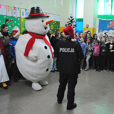 Spotkanie policjant�w i ba�wanka z dzie�mi