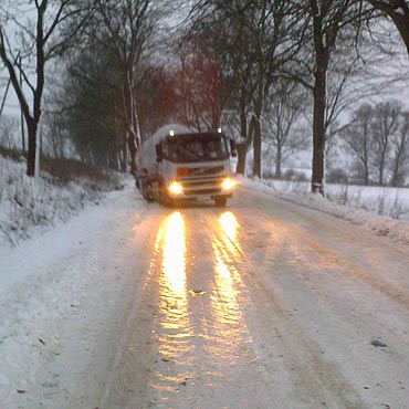 Szklanka na drodze. Ci�ar�wka z paliwem w rowie
