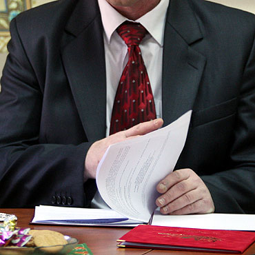 Kuszą i flirtują z wyborcami. Jak zostać burmistrzem? - wersja instant