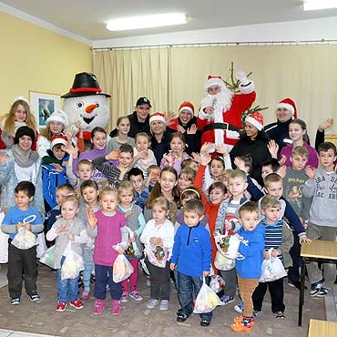 Kamień Pomorski: Mikołajkowy autobus w szkołach podstawowych