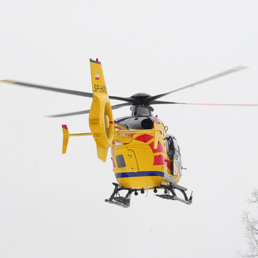 Kamień Pomorski: Groźny wypadek. 22-letni mężczyzna ranił się piłą motorową