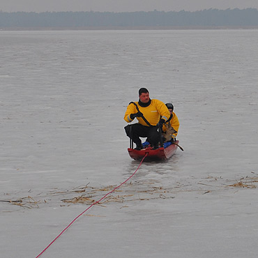 Dramatyczna akcja na zamarzni�tym jeziorze. Stra�acy uratowali sarenk�