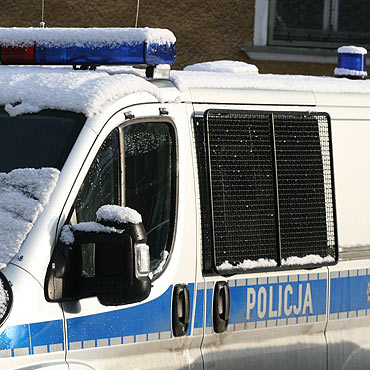 Z�odziej z pi�� rzuci� si� na policjanta 
