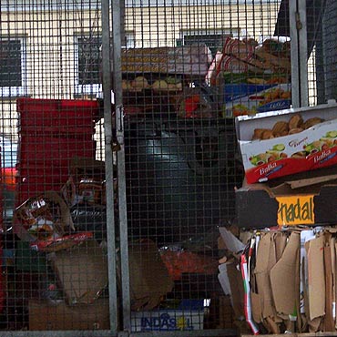 Wolin: Supermarkety wyrzucaj� jedzenie do �mietnika