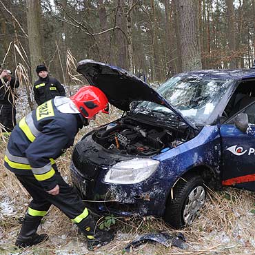 Dachował samochód. Kobietę w ciąży zabrał śmigłowiec