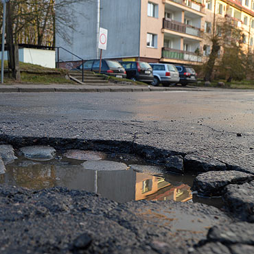 Kamień Pomorski: Dziury i wyrwy w jezdniach. Zima odkryła pułapki na kierowców