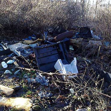 Kamie� Pomorski: Mieszka�cy tworz� dzikie wysypiska �mieci. Stra� miejska prosi o pomoc