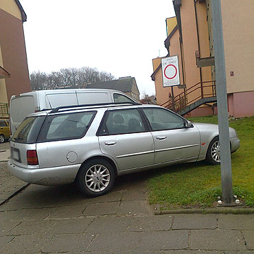 Kamie� Pomorski: Kierowco! Chodnik i trawnik nie s�u�� do parkowania