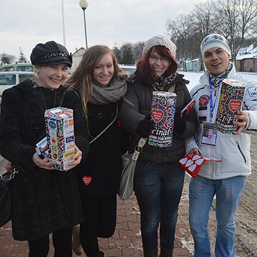 Wolontariusze na ulicach. Powiat kamie�ski te� zbiera dla senior�w i maluch�w. Zobacz film!