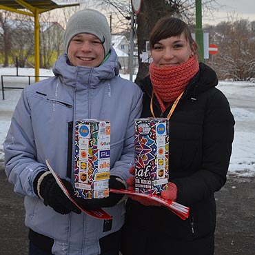 Wolontariusze na ulicach. Powiat kamie�ski te� zbiera dla senior�w i maluch�w. Zobacz film!