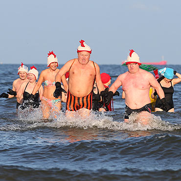 „Kurka Wodna” z Mi�dzyzdroj�w wskoczy�a do lodowatego Ba�tyku.... dla WO�P