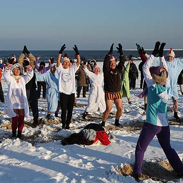 „Kurka Wodna” z Mi�dzyzdroj�w wskoczy�a do lodowatego Ba�tyku.... dla WO�P