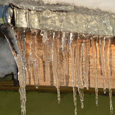 Uwaga na sople zwisaj�ce z dach�w!