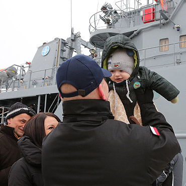 Po�egnali marynarzy. Czernicki pop�yn��!