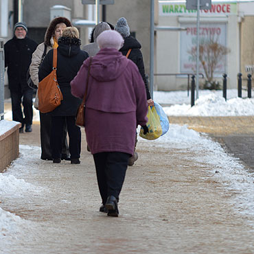 Kamie� Pomorski: Chodniki oblodzone, ale posypane piaskiem