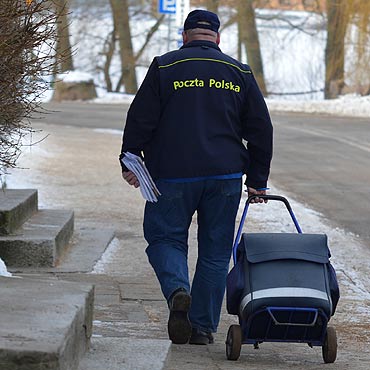 Ci�ka praca listonosza. Szczeg�lnie zim�