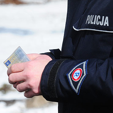 Kierowcy rozmawiali przez telefon kom�rkowy. Dostali mandaty