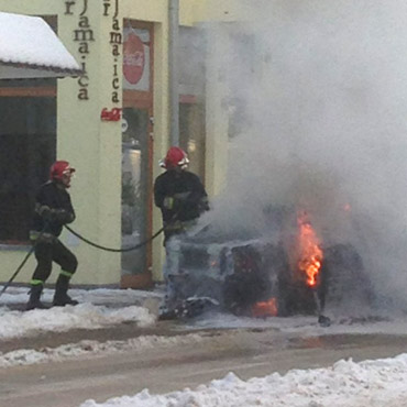 Mi�dzyzdroje: Kierowca wjecha� w skrzynk� elektryczn�. Samoch�d sp�on��