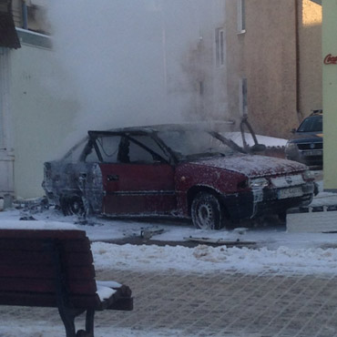 Mi�dzyzdroje: Kierowca wjecha� w skrzynk� elektryczn�. Samoch�d sp�on��