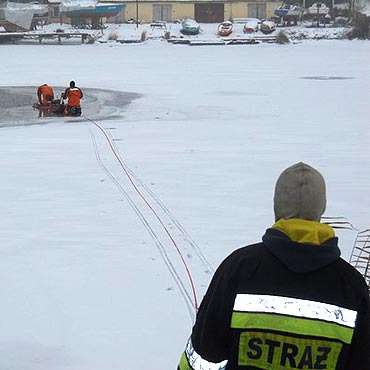 Wolin: Stra�acy uratowali przymarzni�tego �ab�dzia