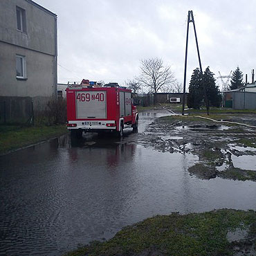 Przysz�a odwil� i opady deszczu. Stra�acy wypompowywali wod�