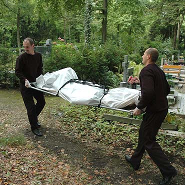 Ekshumowali cia�o. Mieszkaniec Kamienia Pomorskiego m�g� zosta� pobity na �mier�