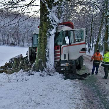Dwa wypadki na drodze 105. Osob�wka i tir uderzy�y w drzewa