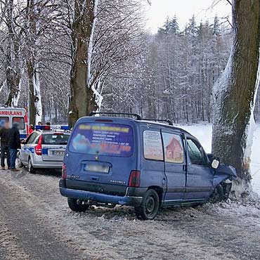 Dwa wypadki na drodze 105. Osobówka i tir uderzyły w drzewa
