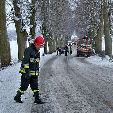 Dwa wypadki na drodze 105. Osobówka i tir uderzyły w drzewa