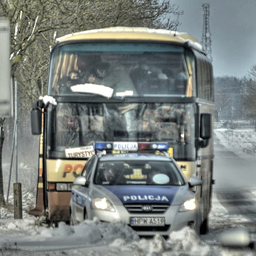 �liskie drogi! Autokar i ci�ar�wka wjecha�y do rowu