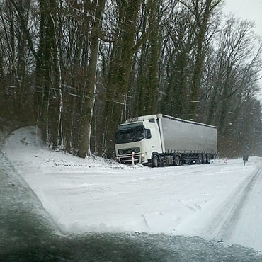 Śliskie drogi! Autokar i ciężarówka wjechały do rowu