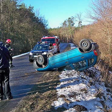 Dachowa� opel. Jedna osoba ranna