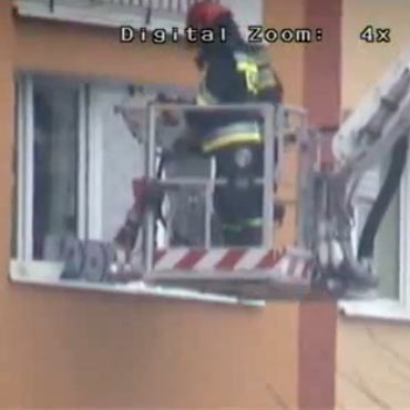 Czterolatek wychyla� si� przez okno w bloku. Zobacz video!