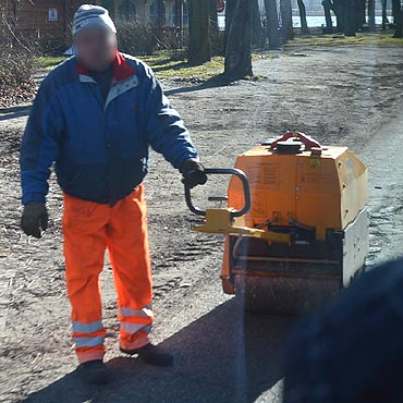 Dziwn�w: �ataj� najbardziej dziuraw� ulic� w mie�cie