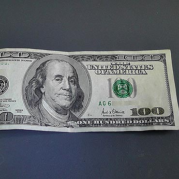 Usi�owali wprowadzi� do obrotu fa�szywe dolary 