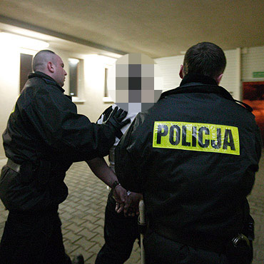 Kamień Pomorski: 20-latek chciał uciec z konwoju. Policjanci strzelali!