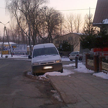 Kamie� Pomorski: Zaparkowany samoch�d utrudnia bezpieczn� jazd�