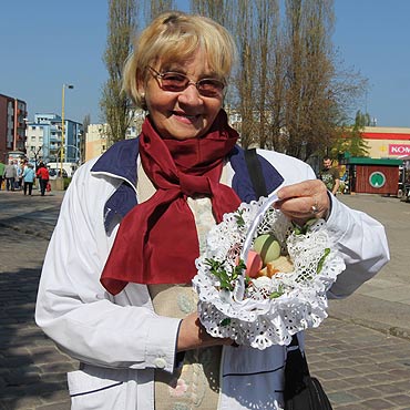 Wielka Sobota. Wierni �wi�c� pokarmy