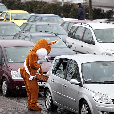 Wielkanocny zaj�c wita� przyje�d�aj�cych do �winouj�cia