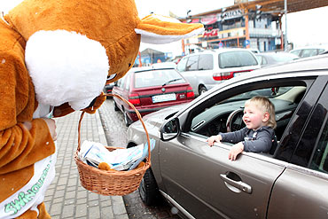 Wielkanocny zaj�c wita� przyje�d�aj�cych do �winouj�cia