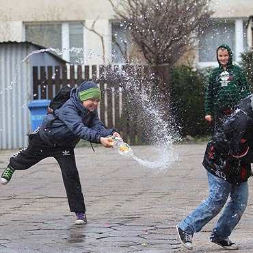 Bezpieczny �migus Dyngus. Policja radzi czego nie robi�, aby nie dosta� mandatu