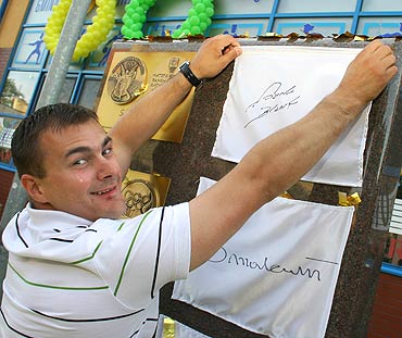 Sportowcy odsłonili repliki medali