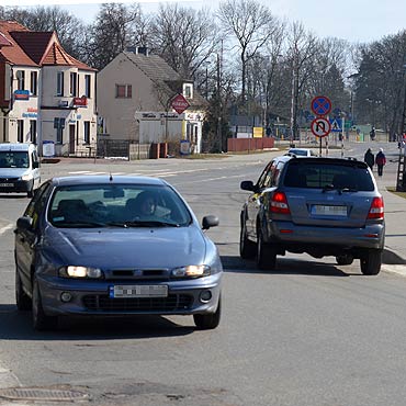 Tony piachu zalegaj� na chodnikach i ulicach. Piesi wdychaj� py�