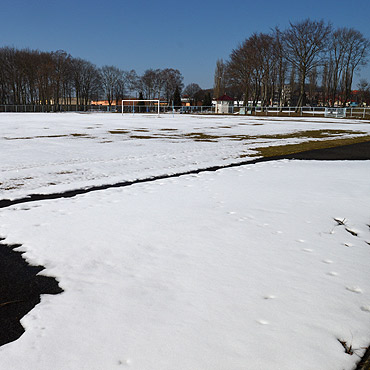 Kamie� Pomorski: Stadion pokryty �niegiem. Mecz przeniesiony do Pobierowa