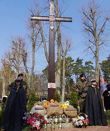 Ku pami�ci pomordowanym w Katyniu i tragicznie zmar�ym w Smole�sku