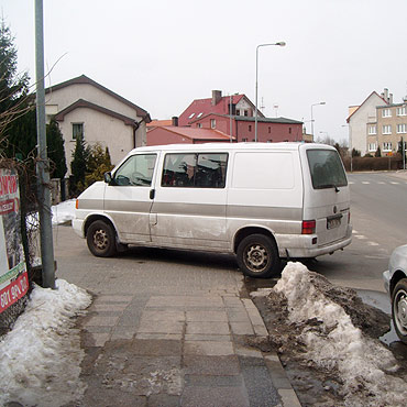 Zaparkowa� na chodniku. Nie pomy�la� o innych