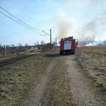 Górki: Pożar przy torowisku