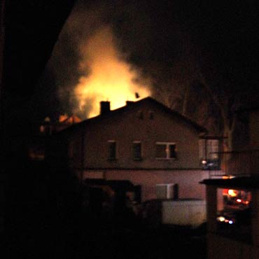 P�on�� dom w Mi�dzyzdrojach. Stra�acy uratowali dwie osoby